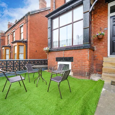 -rc15cfa- For Relaxed And Cosy With Free Parking Leeds (West Yorkshire)