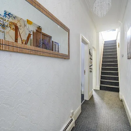 -rc15cfa- For Relaxed And Cosy With Free Parking Leeds (West Yorkshire)