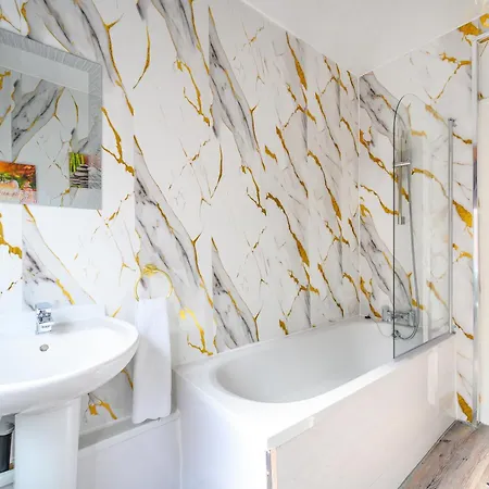 -rc15cfa- For Relaxed And Cosy With Free Parking *