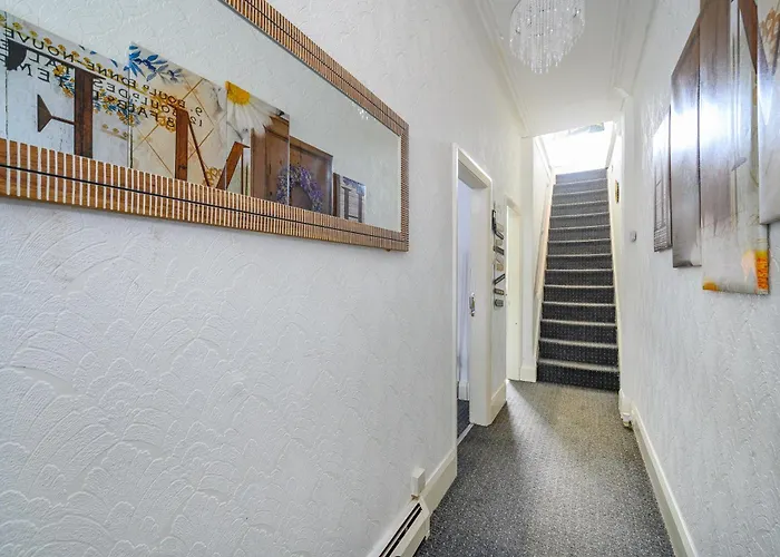 -rc15cfa- For Relaxed And Cosy With Free Parking Leeds